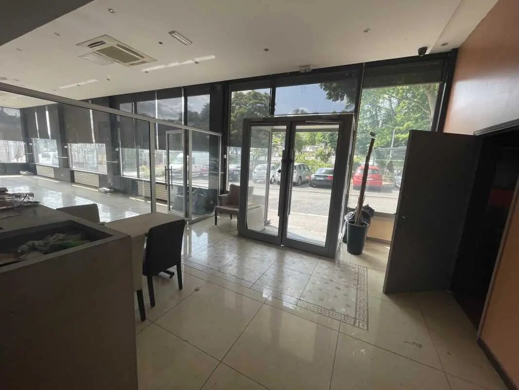 Retail in Beauvais for lease Building Photo- Image 1 of 6