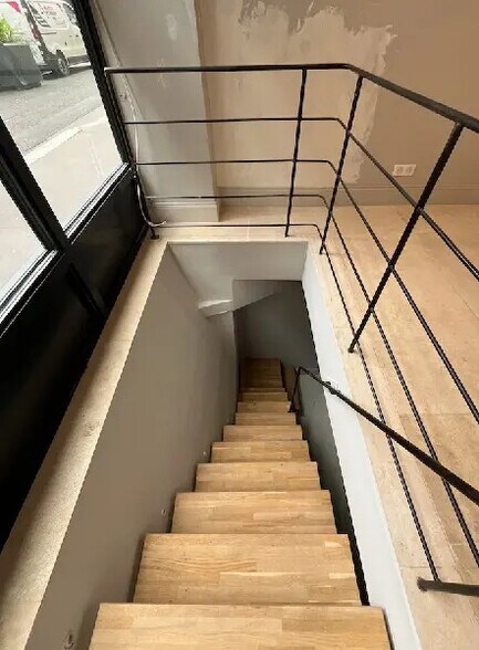 Retail in Paris for lease - Interior Photo - Image 2 of 9