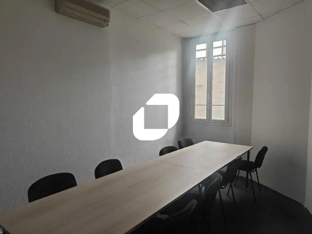 Office in Clichy for lease Interior Photo- Image 1 of 5