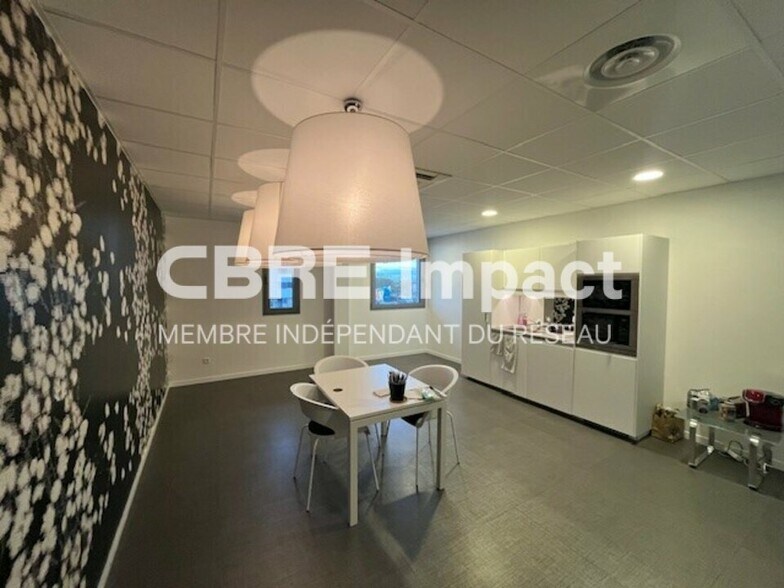 5 Rue Marie Marvingt, Reims for lease - Interior Photo - Image 2 of 9