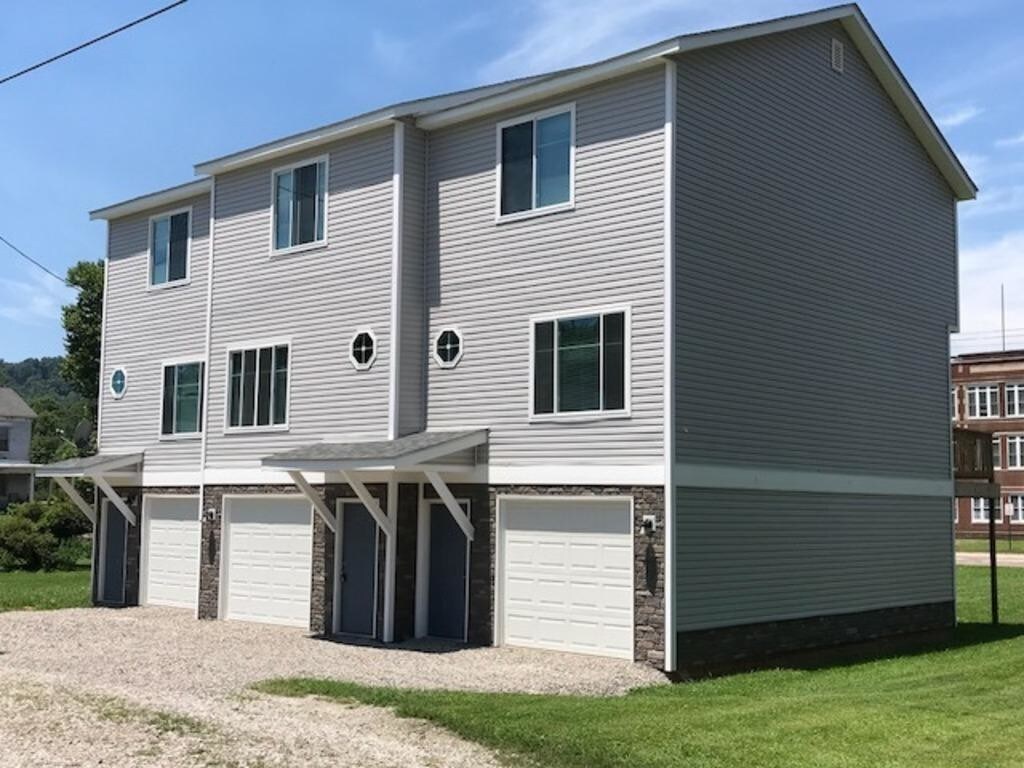 122 2nd St, Powhatan Point, OH 43942