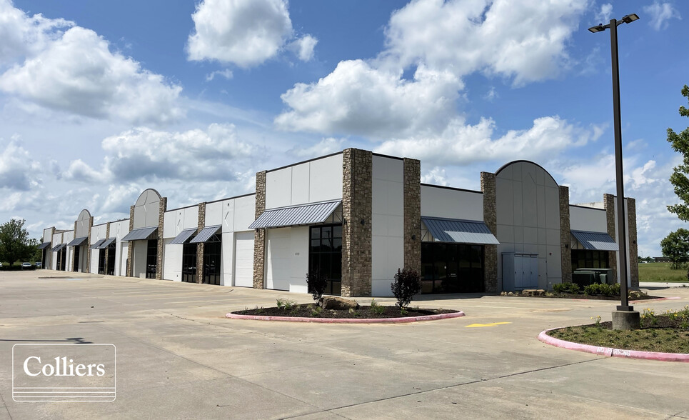 8200 SW Regional Airport Blvd, Bentonville, AR for sale - Primary Photo - Image 1 of 1