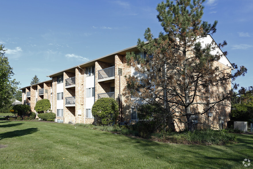 1698 Reed Rd, Fort Wayne, IN for sale - Primary Photo - Image 1 of 1