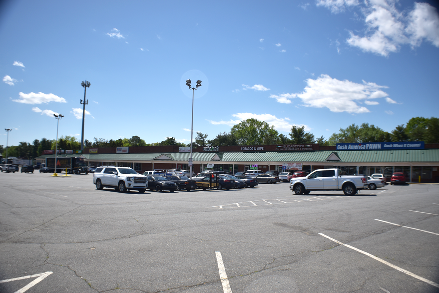 2802-2830 University Pky, Winston-Salem, NC for lease - Building Photo - Image 1 of 5