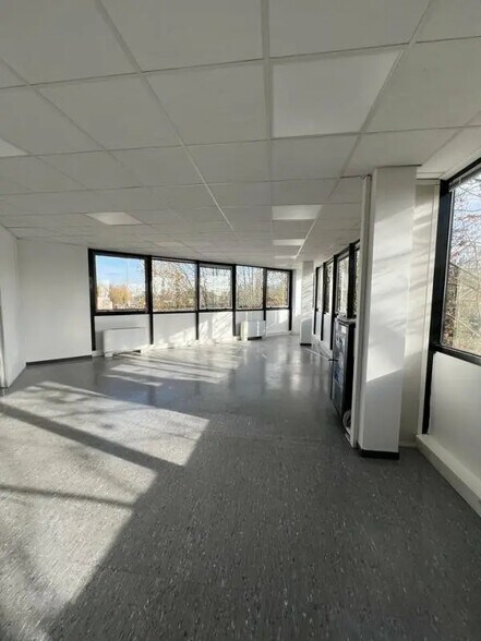 Office in Labège for lease - Interior Photo - Image 1 of 5