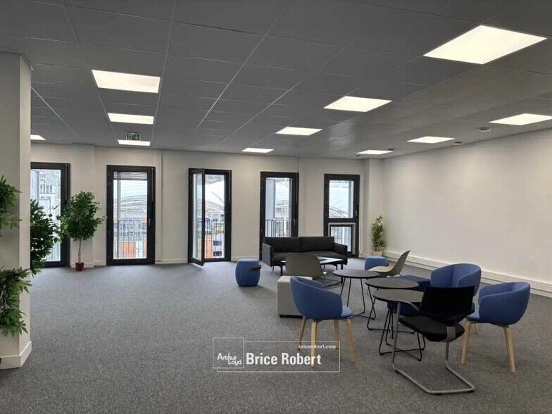 Office in Lyon for lease - Building Photo - Image 3 of 13