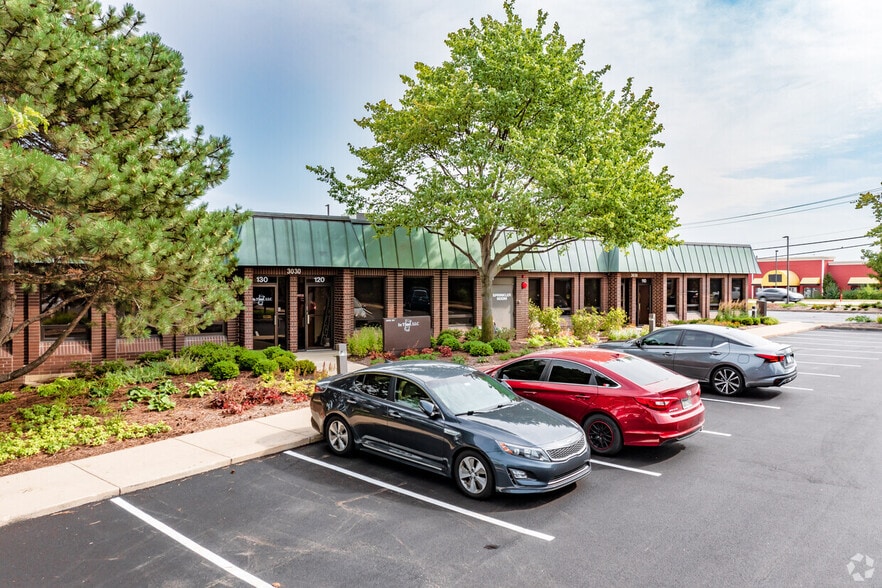 3030-3140 Finley Rd, Downers Grove, IL for lease - Building Photo - Image 2 of 9