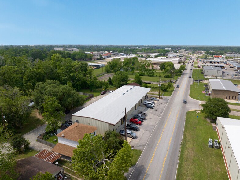 304-306 Wilson Rd, Humble, TX for lease - Building Photo - Image 2 of 11