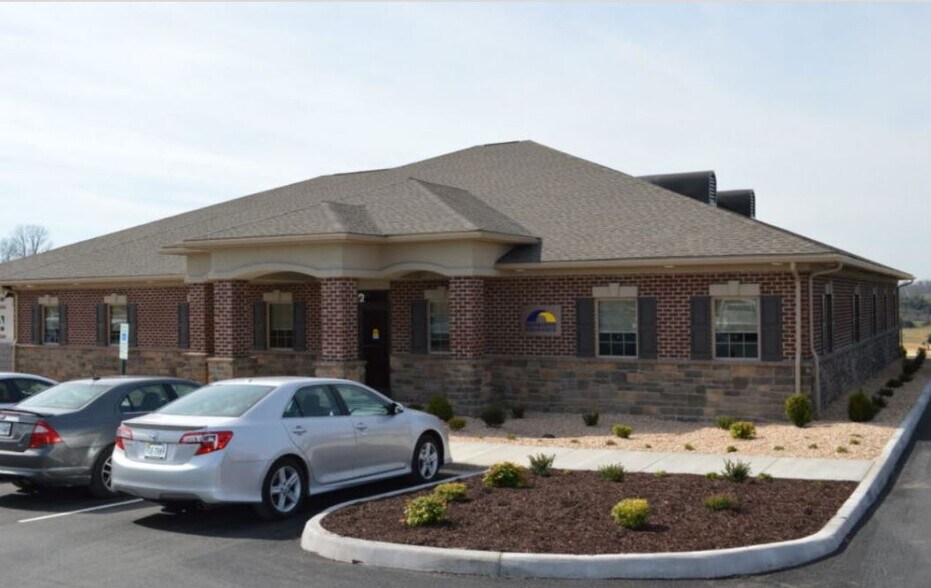 12 Hedgerow Dr, Staunton, VA 24401