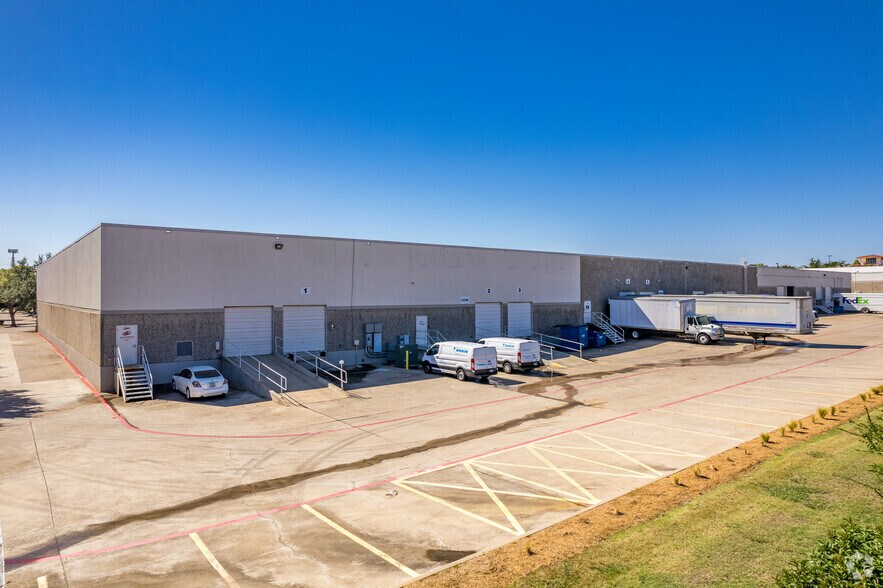 3241-3251 Story Rd W, Irving, TX for lease - Building Photo - Image 2 of 7