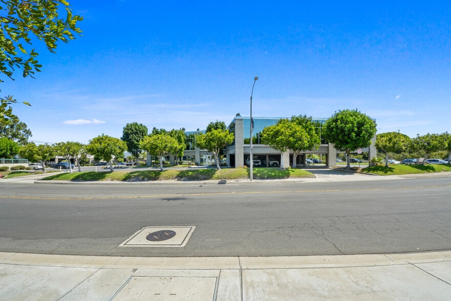 4001 E La Palma Ave, Anaheim, CA for sale - Building Photo - Image 3 of 7