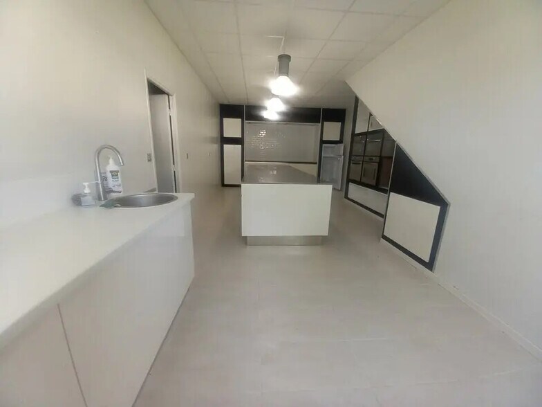 Flex in Cormelles-le-Royal for lease - Interior Photo - Image 3 of 8