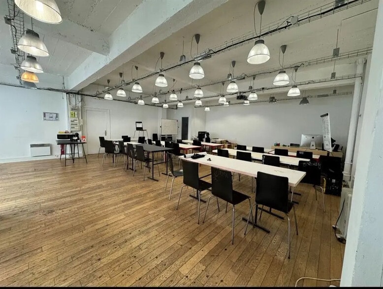 7 Cite De L'Ameublement, Paris for lease - Building Photo - Image 1 of 4