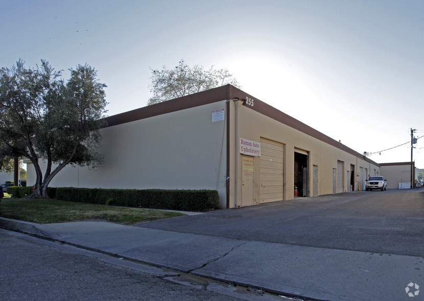 255 Easy St, Simi Valley, CA for lease - Building Photo - Image 3 of 8