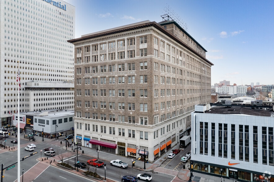 697 Broad St, Newark, NJ for lease - Primary Photo - Image 1 of 4
