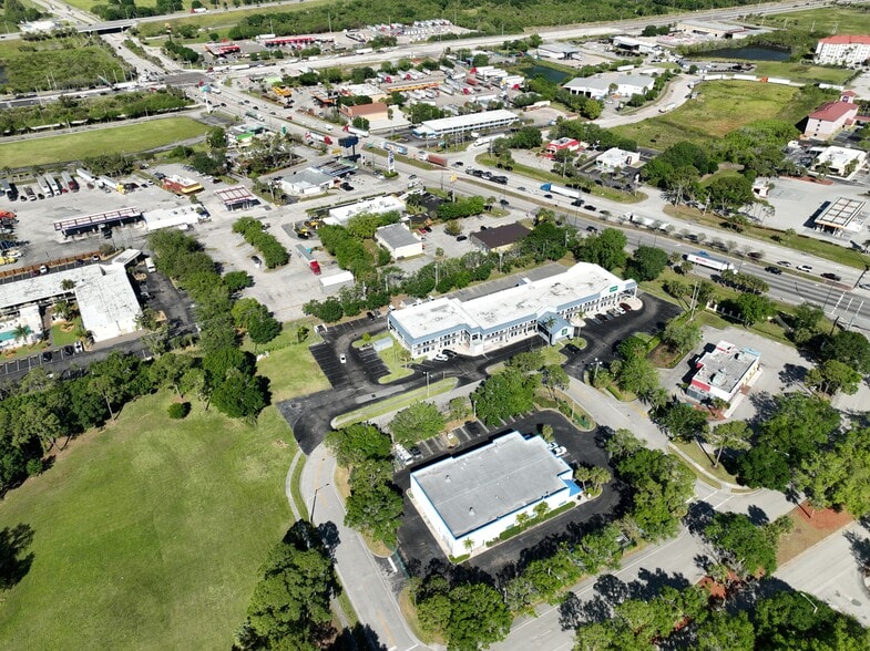 2820 Reynolds Dr, Fort Pierce, FL for sale - Building Photo - Image 2 of 17