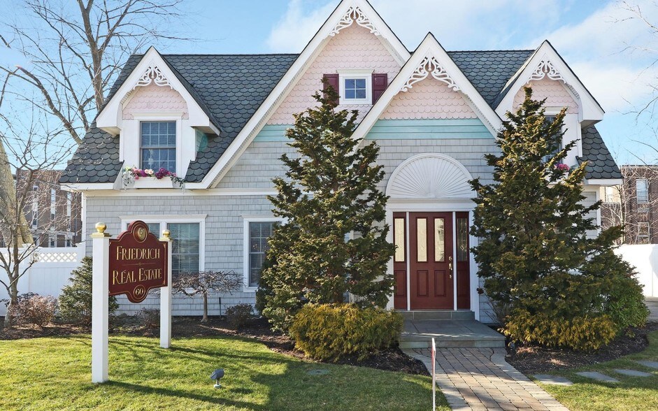 60 Oak Pl, Babylon, NY for sale - Building Photo - Image 1 of 1