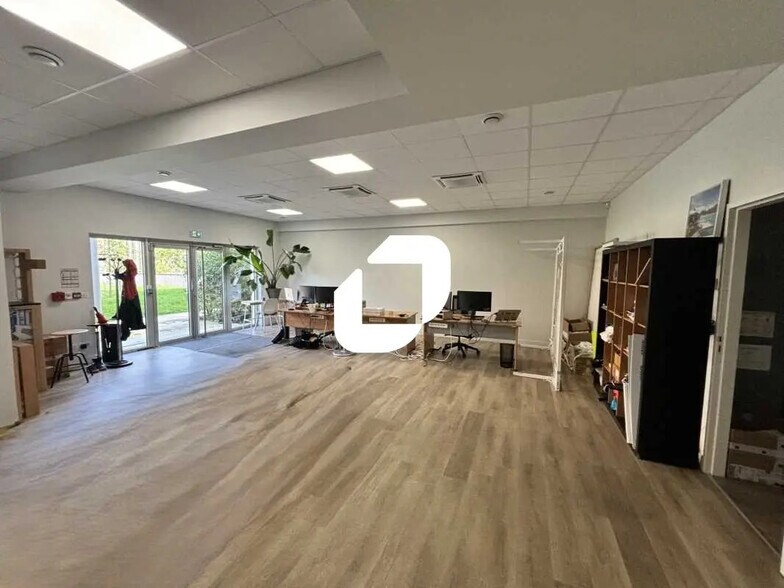 Office in Bordeaux for lease - Interior Photo - Image 3 of 7