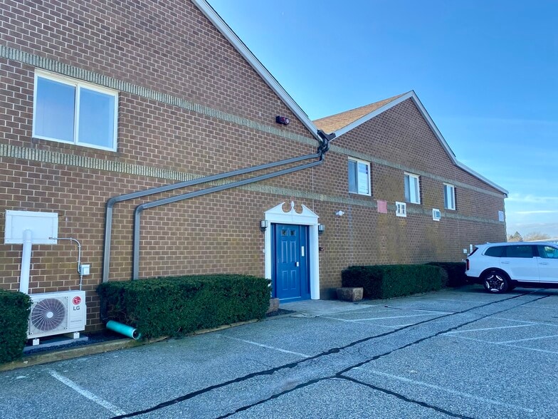 1676 E Main Rd, Portsmouth, RI for lease - Building Photo - Image 3 of 4