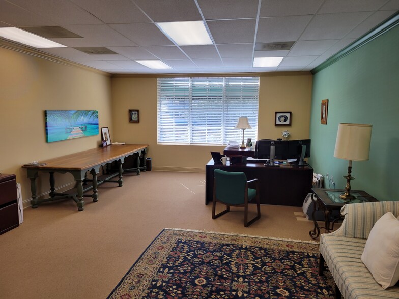 2745 E Oakland Park Blvd, Fort Lauderdale, FL for lease - Building Photo - Image 3 of 19