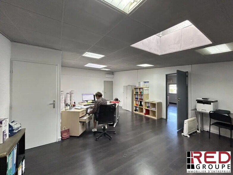 Office in Venelles for lease - Building Photo - Image 3 of 4