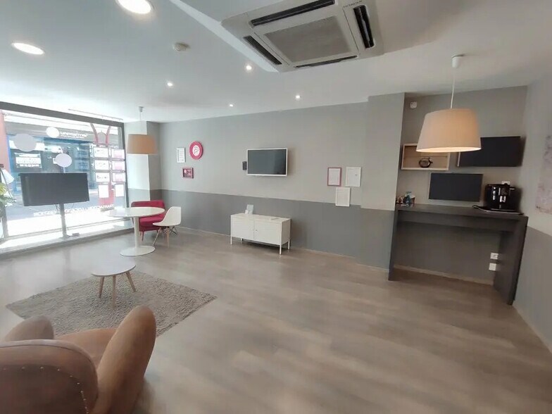 Retail in Bourgoin-Jallieu for lease - Interior Photo - Image 3 of 5