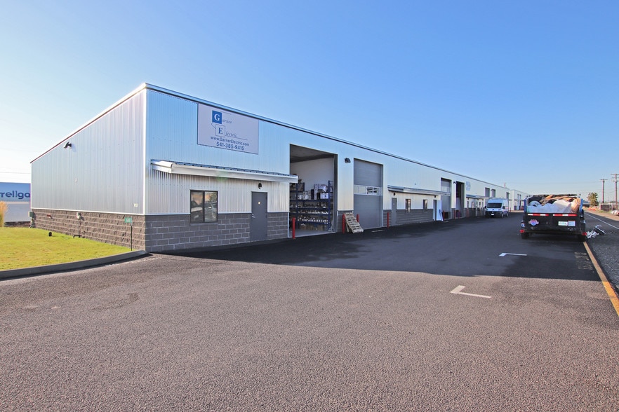 688 SW Veterans Way, Redmond, OR for lease - Primary Photo - Image 1 of 9