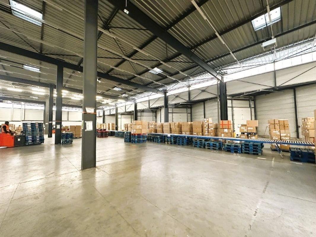 Flex in Le Coudray-Montceaux for lease Building Photo- Image 1 of 3