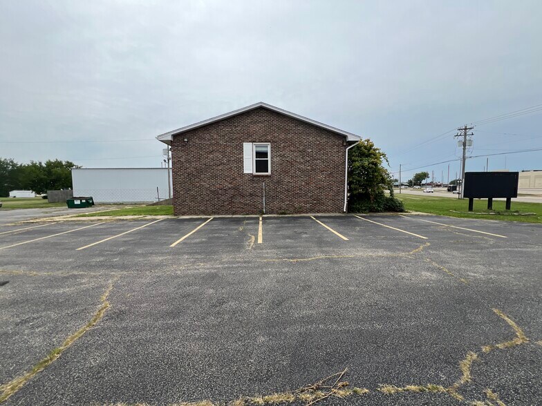 3130 N Woodford St, Decatur, IL for lease - Building Photo - Image 2 of 18