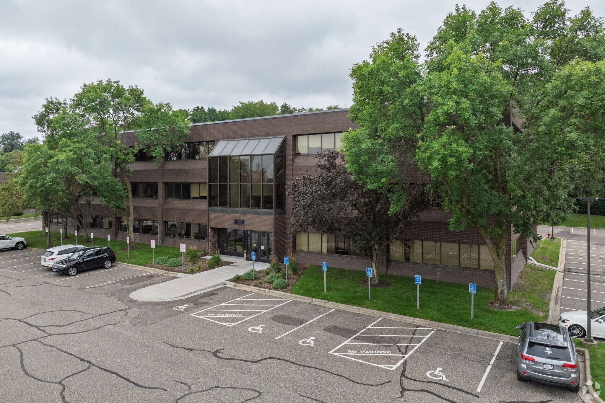 10201 Wayzata Blvd, Hopkins, MN for sale Primary Photo- Image 1 of 1