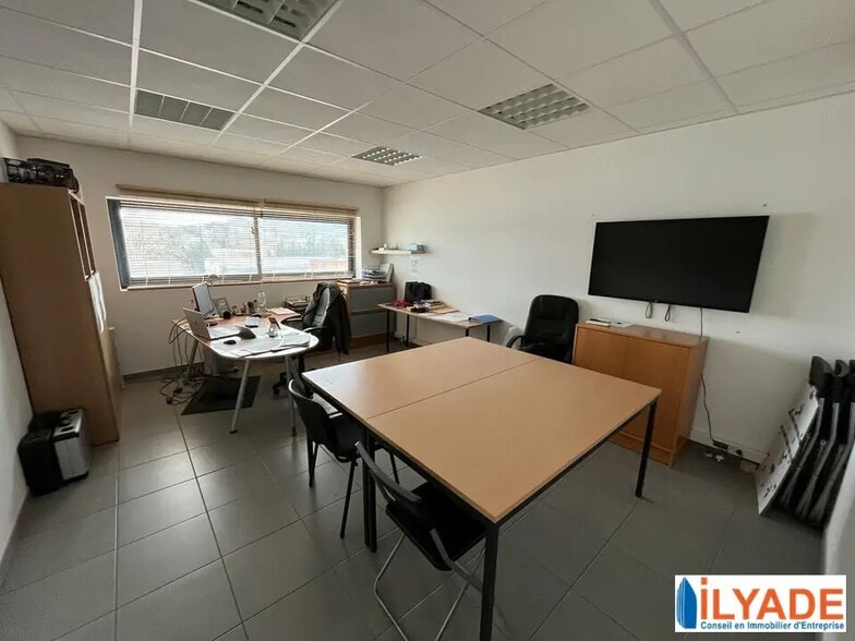 Office in Gardanne for lease - Interior Photo - Image 1 of 5