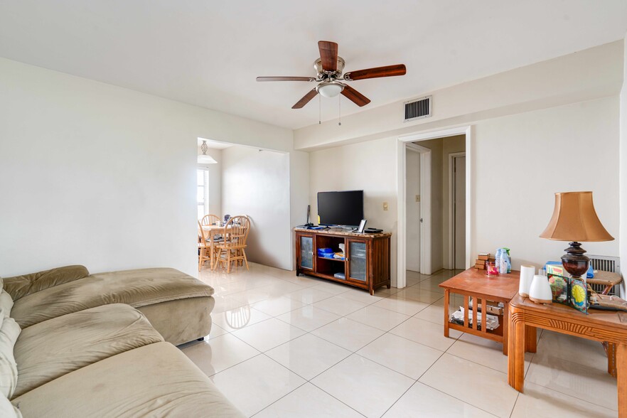 1721 NE 8th St, Fort Lauderdale, FL for sale - Interior Photo - Image 3 of 5