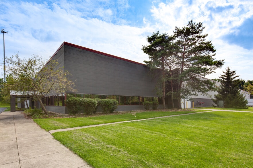 9300 Dutton Dr, Twinsburg, OH for lease - Building Photo - Image 2 of 9