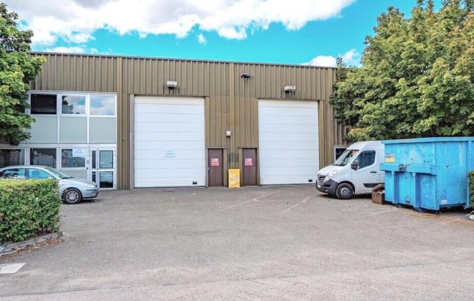 Flex in Trappes for lease - Building Photo - Image 3 of 8