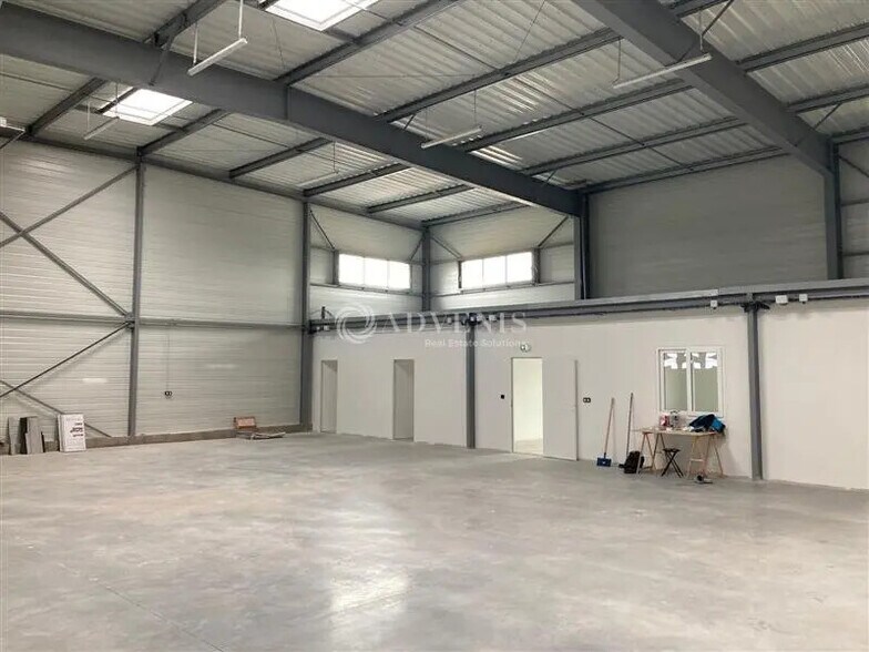 Flex in La Chaussée-Saint-Victor for lease - Interior Photo - Image 1 of 5