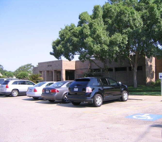 14740 Barryknoll Ln, Houston, TX for lease - Building Photo - Image 3 of 10