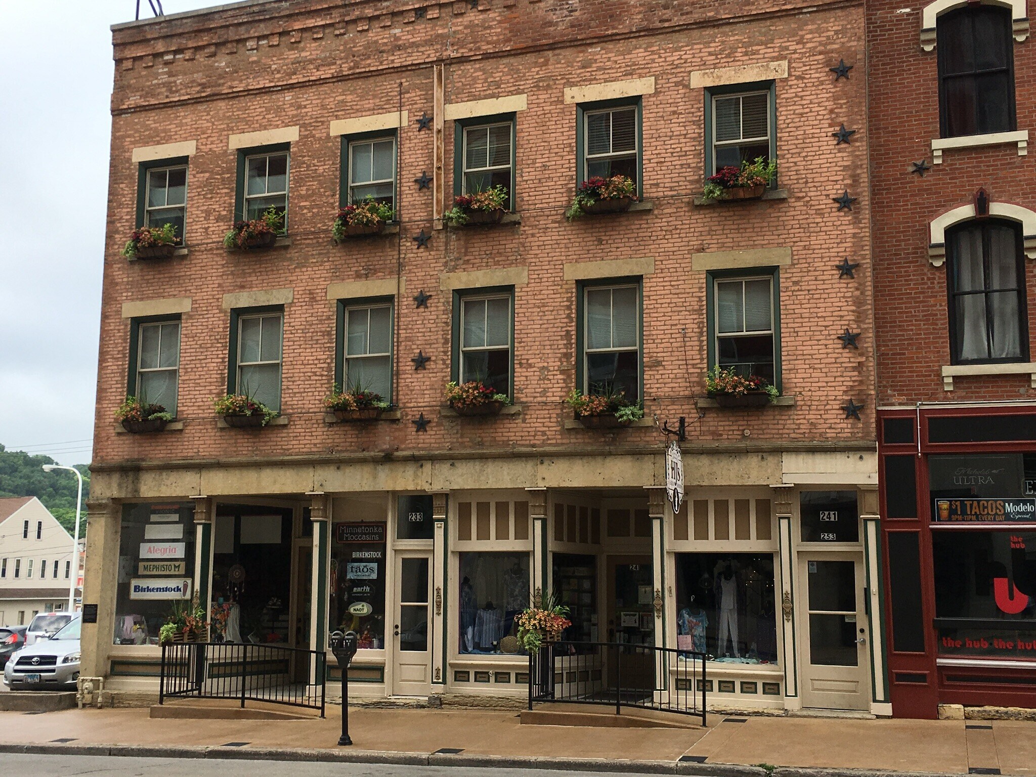 233 Main St, Dubuque, IA for sale Primary Photo- Image 1 of 1