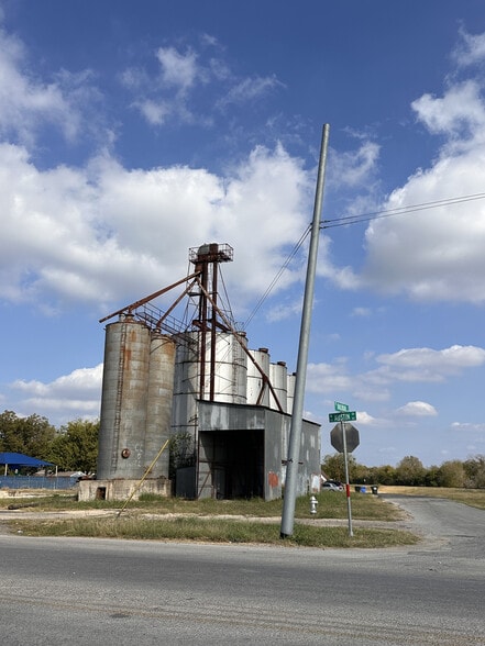 1500 Austin St, Seguin, TX for sale - Building Photo - Image 3 of 4