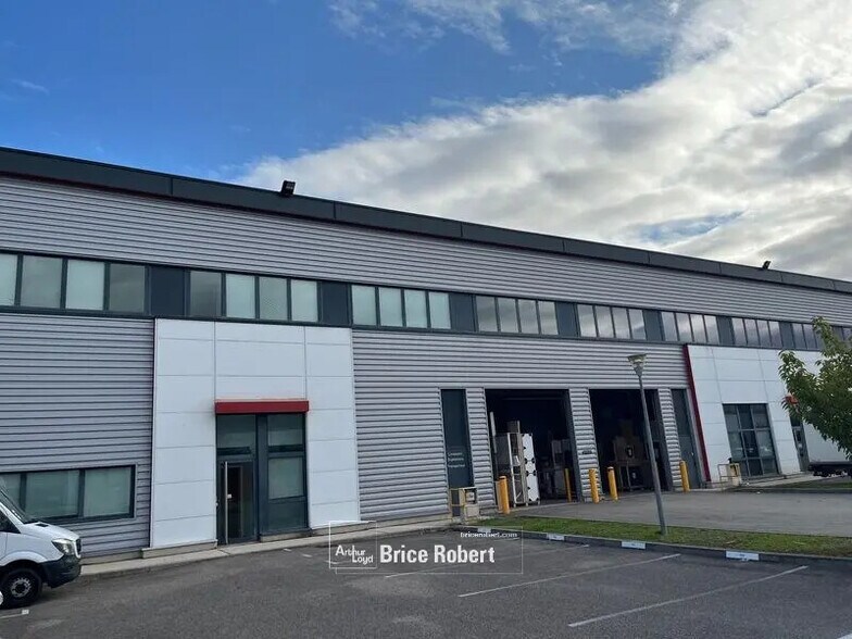 Office in Meyzieu for lease - Building Photo - Image 2 of 6