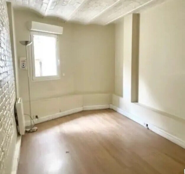 Retail in Paris for lease - Building Photo - Image 1 of 5