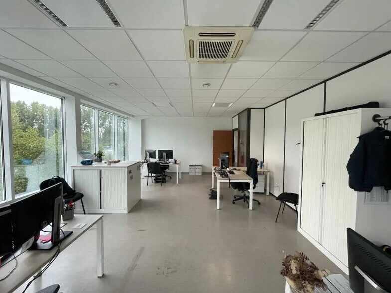Office in Lacroix-Saint-Ouen for lease - Interior Photo - Image 1 of 10
