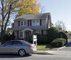 8 Manor Rd, Smithtown NY - Parking Garage