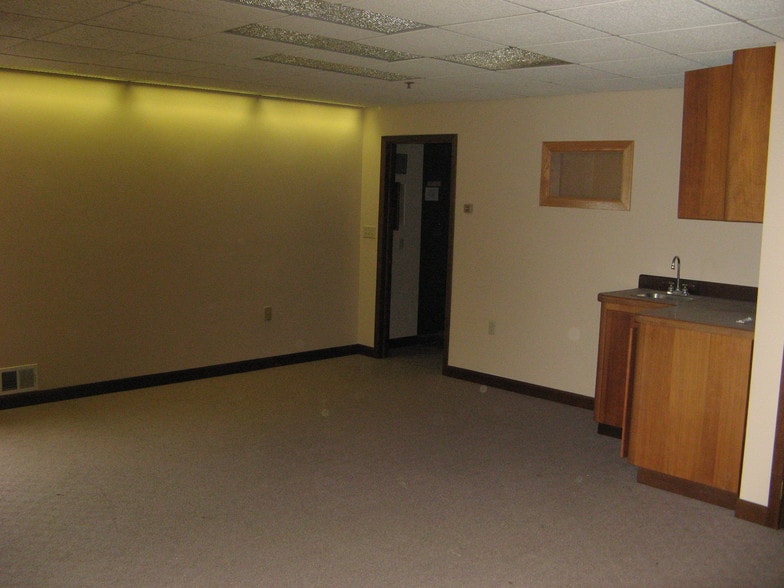 160 W Park St, Gillett, WI for sale - Interior Photo - Image 2 of 10