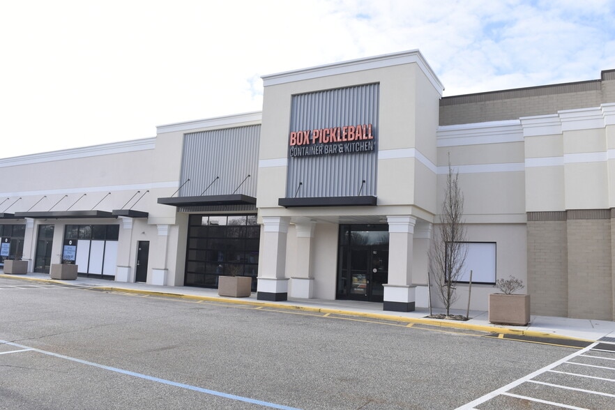 605-607 Old Country Rd, Riverhead, NY for lease - Building Photo - Image 3 of 4