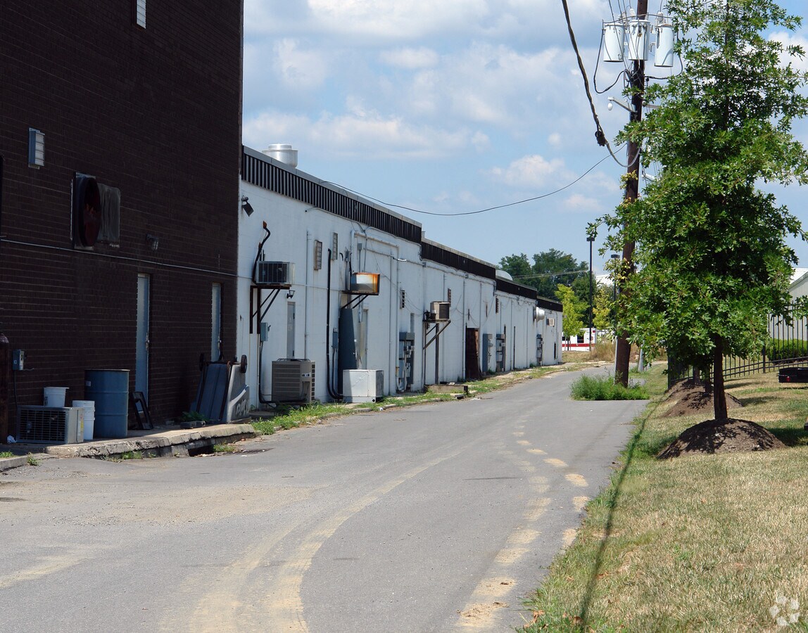 14672 Southlawn Ln, Rockville, MD 20850