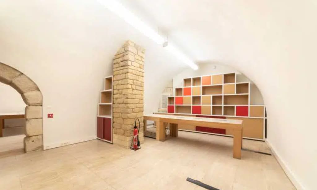11 Rue Des Lions Saint-Paul, Paris for lease Interior Photo- Image 1 of 4