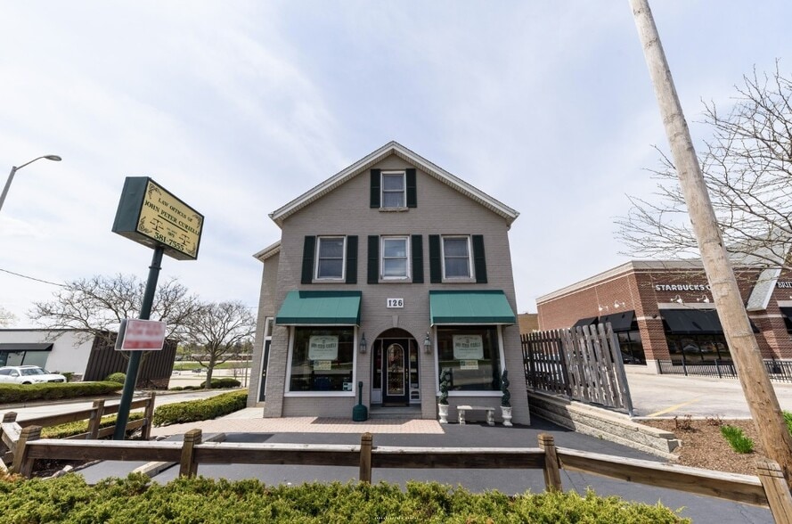 126 S Northwest Hwy, Barrington, IL for sale - Primary Photo - Image 1 of 17