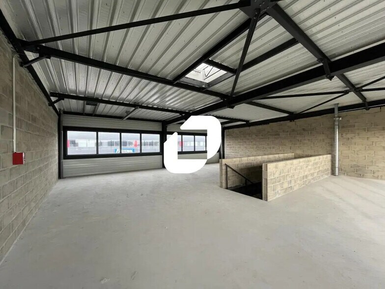 Flex in Famars for lease - Interior Photo - Image 3 of 4