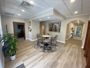 590 W Crossville Rd, Roswell, GA for lease Lobby- Image 2 of 14