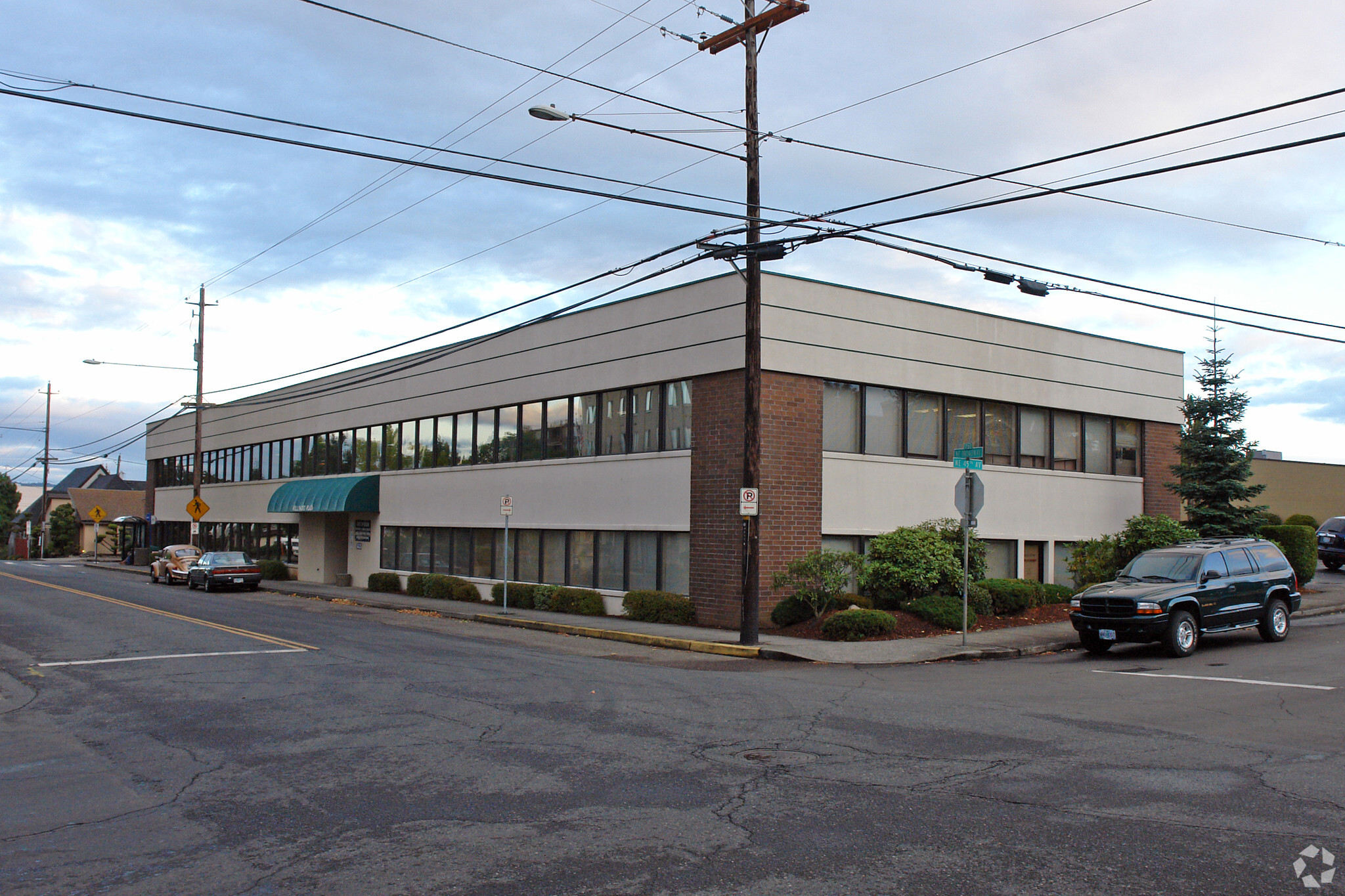 4425 NE Broadway St, Portland, OR for lease Building Photo- Image 1 of 3